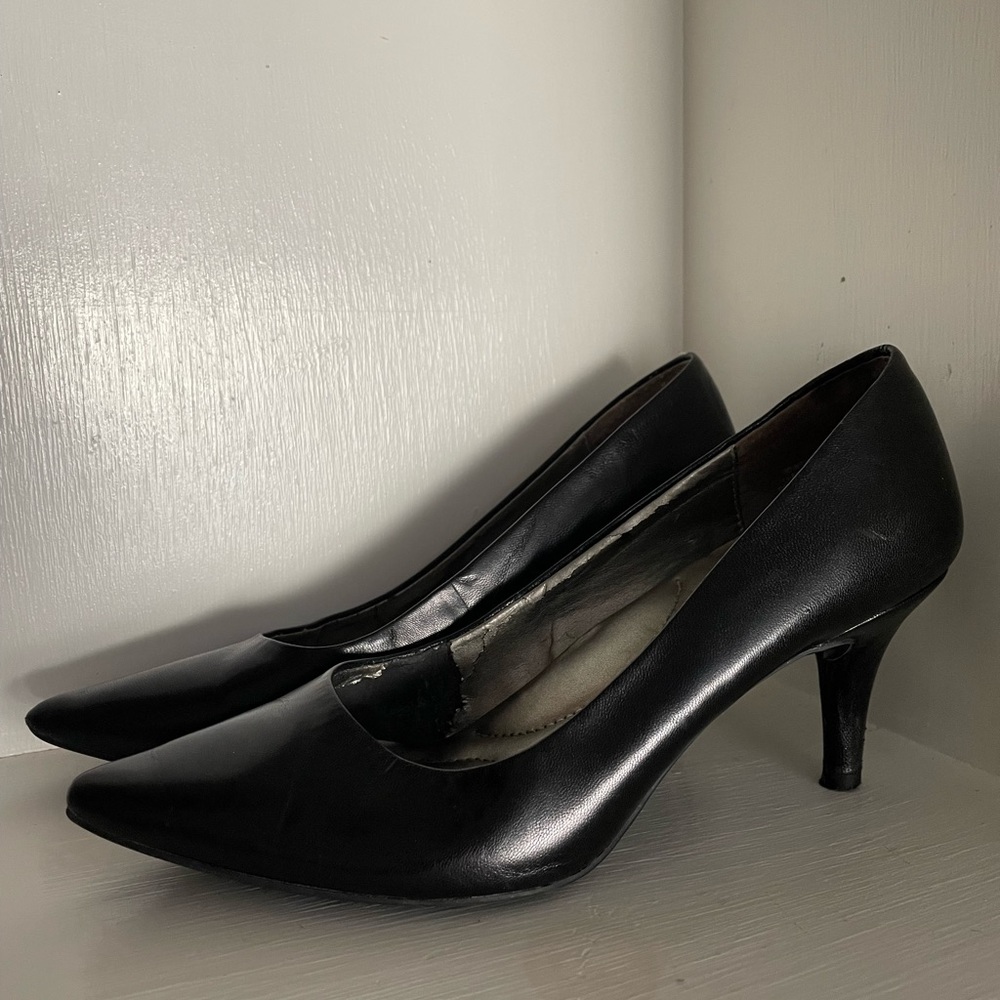 Bandolino black pumps